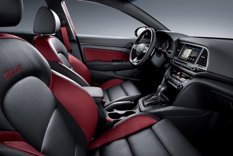 Интерьер Hyundai Avante Sport (AD) 2016 года  (фото 1 из 4)